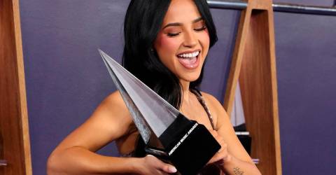 Gracie Abrams, SZA, Becky G win American Music Awards