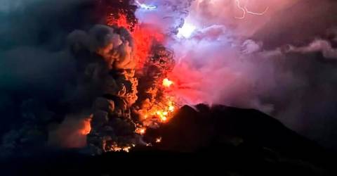 Gunung Ibu di Indonesia meletus dua kali dan menyemburkan abu