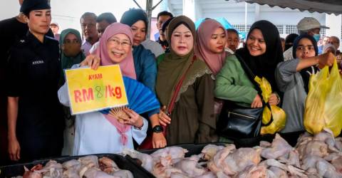 Crowds gather for ‘Khidmat Demi Rakyat’ sales programme in bandar Tun Razak