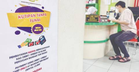 Elderly Struggle with Cashless Transactions Shift