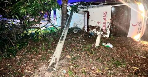 Ambulans bawa pesakit terbabas, langgar pokok di Marang