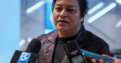 Kesedaran undang-undang, hak individu perlu diperluas ke luar bandar - Azalina