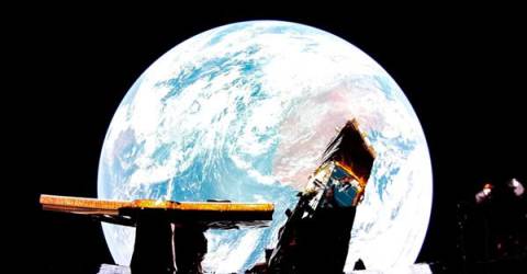 Private US spaceship hours from Moon landing attempt