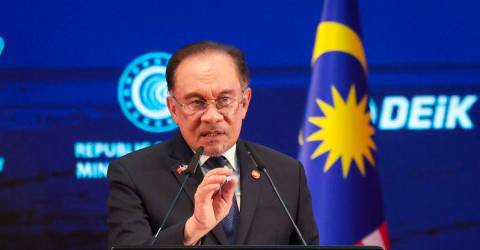 总理安瓦尔（Anwar）对那些建议他“不要旅行太多”的人打了出来