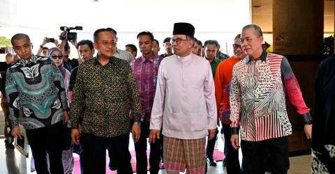 Pm Anwar Mb Terengganu Adakan Perjumpaan Tertutup