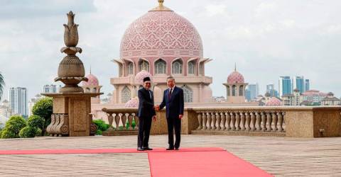 To Lam welcomed at Dataran Perdana