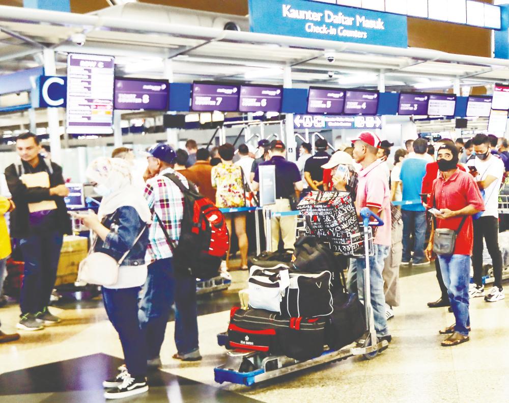 Shahul Hamid stressed that passengers should adopt proactive steps to safeguard their belongings. – SYED AZAHAR SYED OSMAN/THESUN