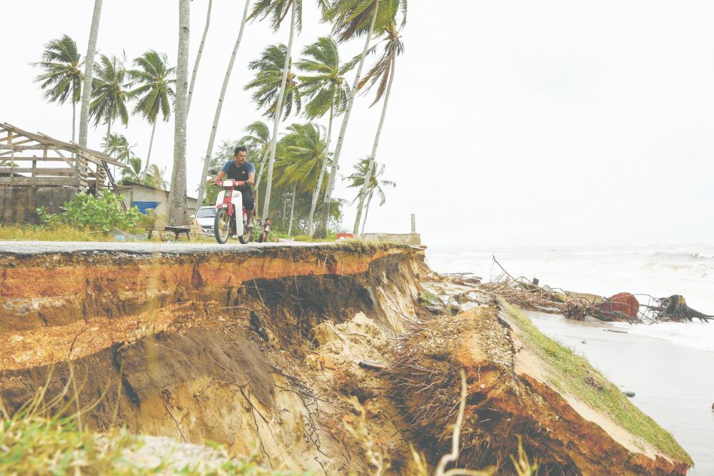 The critical erosion at Batu Rakit has raised concerns over the stability of structures and public safety. – BERNAMAPIC