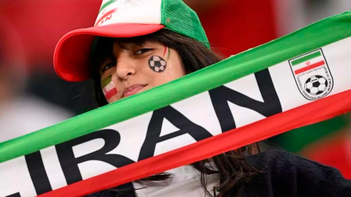 An Iran fan supports her team at a game against the US side at the Qatar 2022 World Cup © Fabrice COFFRINI / AFP