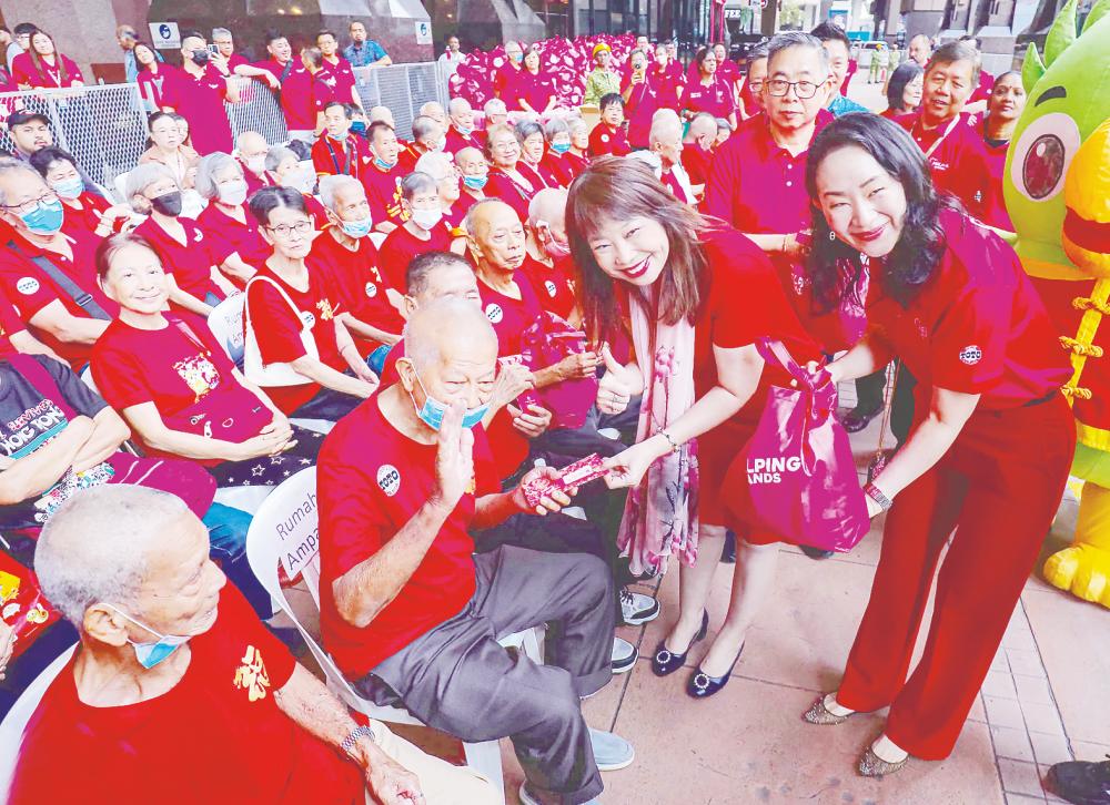 Nerine (right) with Lim (second from right) during the campaign at Berjaya Times Square, Kuala Lumpur yesterday. – ADIB RAWI YAHYA/THESUN