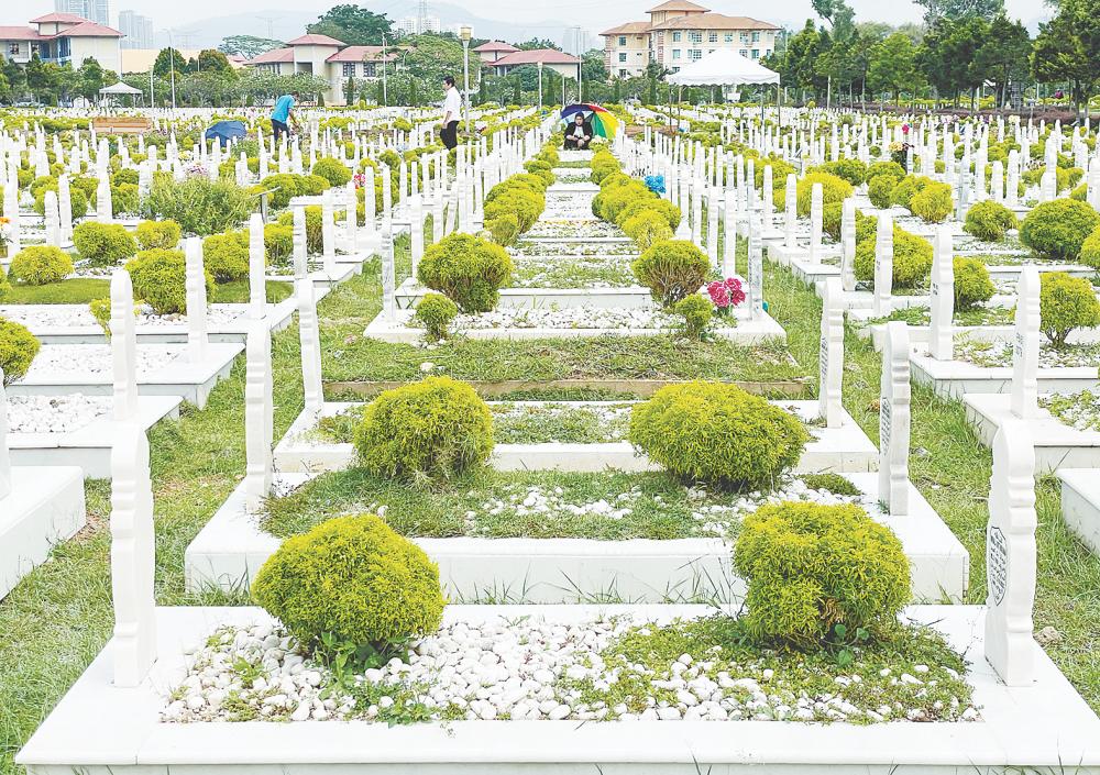 Muhammad Rafieudin said the increasing number of burials made it necessary to consider alternatives such as stacking remains as a solution, adding that similar practices have been implemented in several places, including Medina and Mecca. – ADIB RAWI YAHYA/THESUN