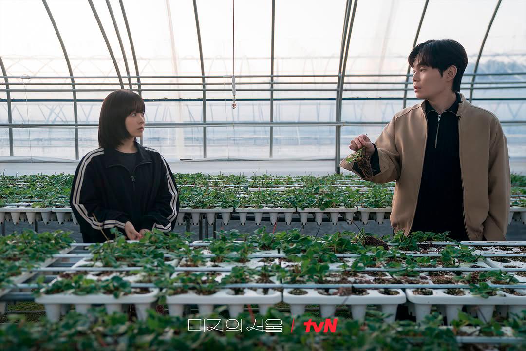 Ryu Kyung-soo (right) captivates viewers as Han Se-jin in Our Unwritten Seoul. $!Ryu Kyung-soo (right) captivates viewers as Han Se-jin in Our Unwritten Seoul.