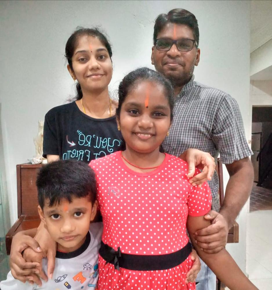 $!Saseekala Elangovan and her family. – SASEEKALA ELANGOVAN