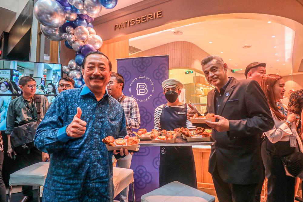 $!Tan Sri Vincent Tan and Datuk Sydney Quays enjoying the various Paris Baguette pastries at the newly-opened shop.