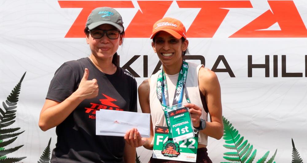 $!Gloria Ng with Vithya Vijayakumare (right), winner of 10km Women’s Open.