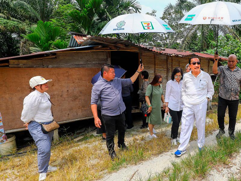 $!Tan and his entourage during their walkabout at the Orang Asli village in Kampung Sungai Bindu. – AMIRUL SYAFIQ/THESUN