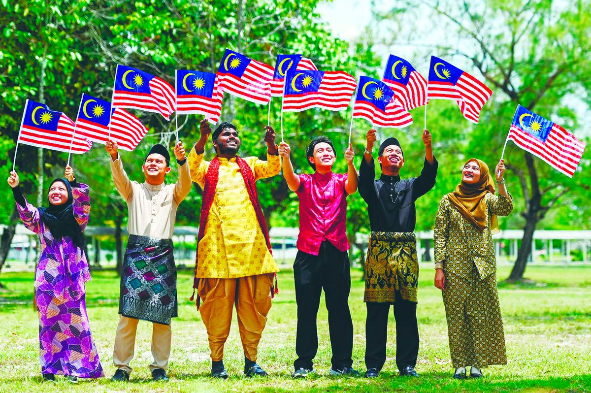 Ordinary Malaysians have proven time and again that we can live, work and laugh together in ways that defy the narrow categories our leaders try to confine us in. – ADIB RAWI YAHYA/THESUN