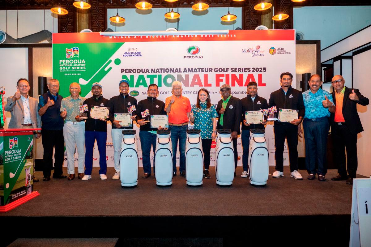 Hannah Yeoh and officials showing their support with a thumbs up for the Five Medal Champions who will be proudly represent Malaysia at the WAGC World Final in South Korea. - PNAGS pic