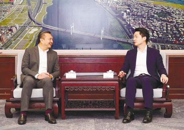 $!Ng (left) in a discussion with Taipei mayor Chiang Wan-an.