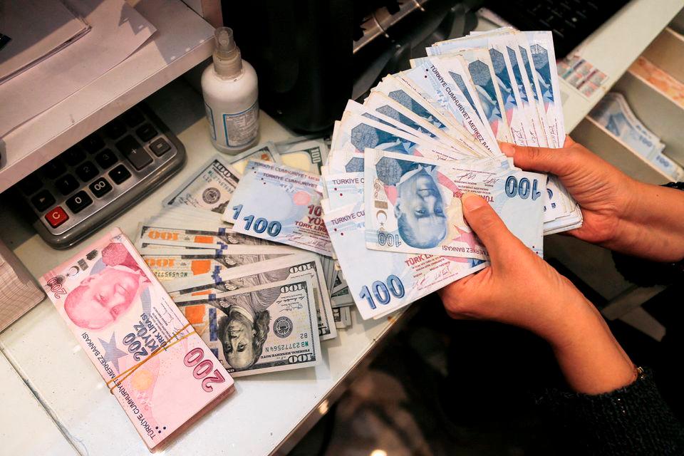 A money changer holds Turkish lira banknotes at a currency exchange office in Ankara, Turkey October 12, 2021. REUTERSPIX