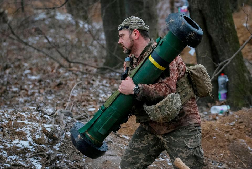 A Ukrainian service member holds a Javelin missile system at a position on the front line in the north Kyiv region, Ukraine March 13, 2022. REUTERSPIX