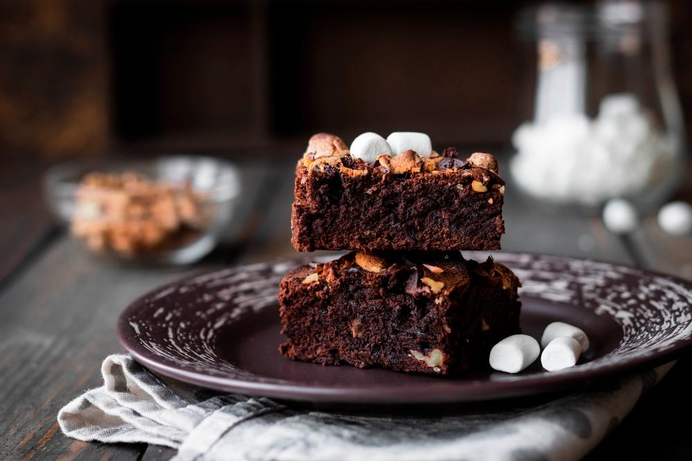 Choco brownies with marshmallows. – 123RF $!Choco brownies with marshmallows. – 123RF