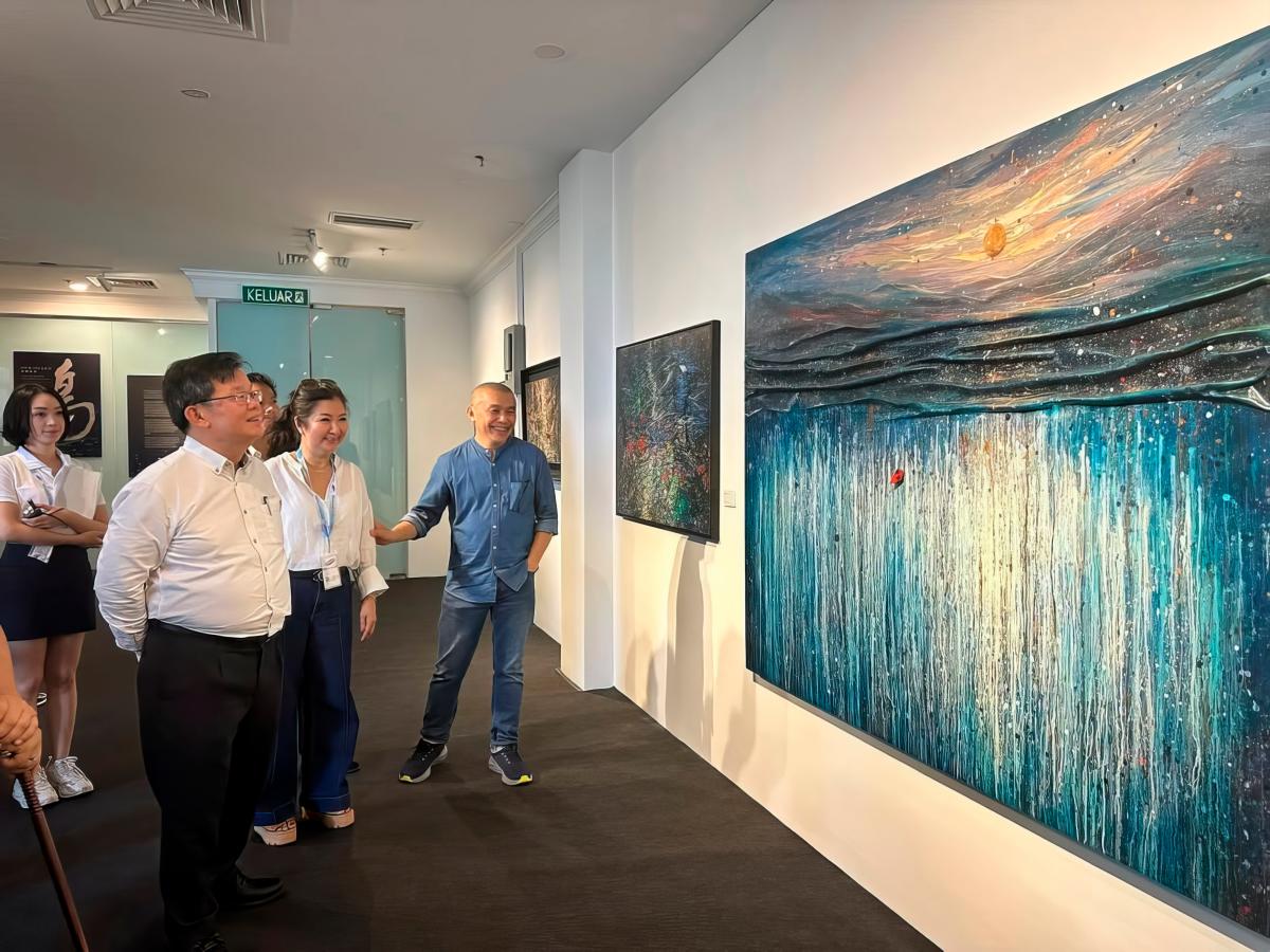 Penang Chief Minister Chow Kon Yeow (left) admiring Tan’s art at a recent preview in Penang. $!Penang Chief Minister Chow Kon Yeow (left) admiring Tan’s art at a recent preview in Penang.