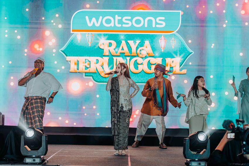 $!Ayda belting out Watsons’s catchy Raya song.