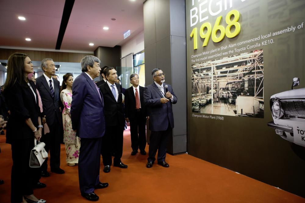 ASSB executive director Anuar Ani (right) explaining to Sultan Sharafuddin Idris Shah (fourth from right) the half-century history of Toyota in Malaysia. On the far left is Tengku Permaisuri Norashikin.