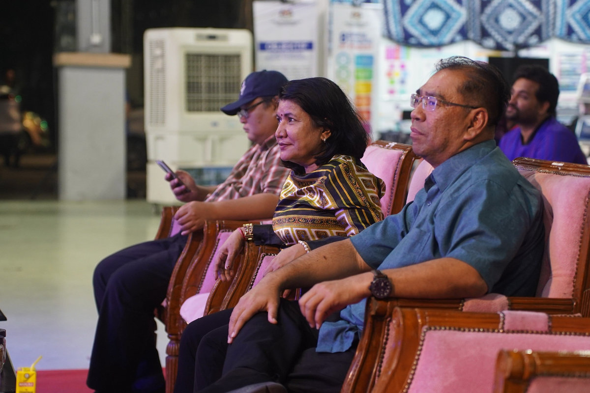 Deputy National Unity Minister K. Saraswathy (centre) at the Terengganu-level Unity Week celebration at Arena Square here today.