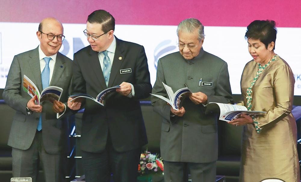 From left: Securities Commission Malaysia chairman Datuk Syed Zaid Albar, Finance Minister Lim Guan Eng, Prime Minister Tun Dr Mahathir Mohamad and Bank Negara Malaysia governor Datuk Nor Shamsiah Mohd Yunos at the launch yesterday. – NORMAN HIU/theSun