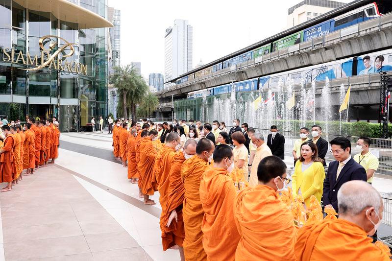 $!Time-honored “Alms Giving Ceremony” for 73 monks reflecting Thailand’s deep-rooted Buddhist traditions.