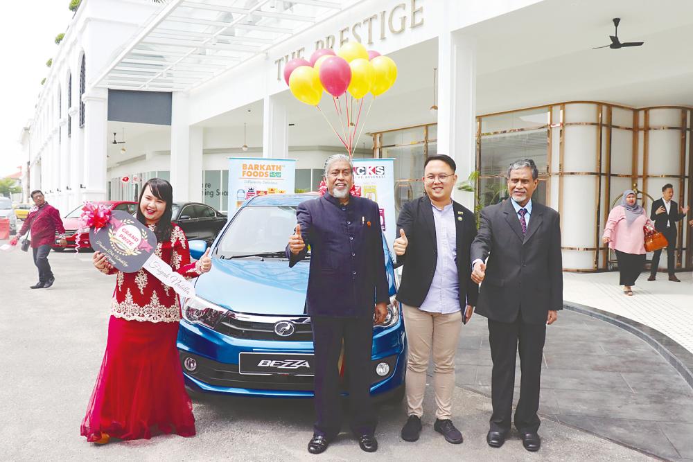 From right: Anwar Kabir, YB Daniel Gooi Zi Sen, Barkath Ali and grand prize winner of Club Bintang Barkath Contest Fisyah Nabila.