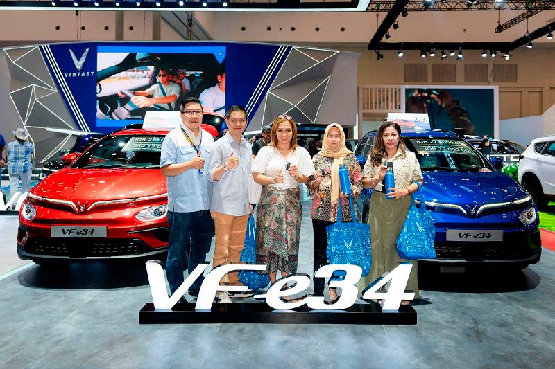 Thrilled customers receive their VF e34s and experience other VinFast electric car models at GIIAS.