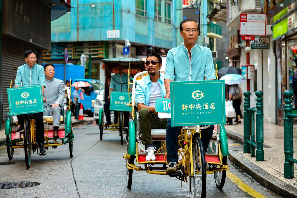 $!In order to strengthen the connection between the Hotel Central and the neighboring communities, Chairman Sio Chong Meng and the famous movie star Simon Yam took a rickshaw to kick off the opening ceremony of Hotel Central