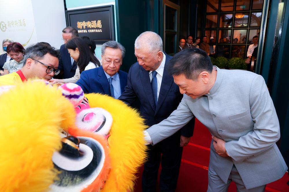$!Ho Hau Wah, Vice Chairman of the National Committee of the Chinese People’s Political Consultative Conference, Kou Hoi In, President of the Legislative Assembly of Macao and Sio Chong Meng, Founder and Chairman of Lek Hang Group, presided over the lion’s eye-dotting ceremony