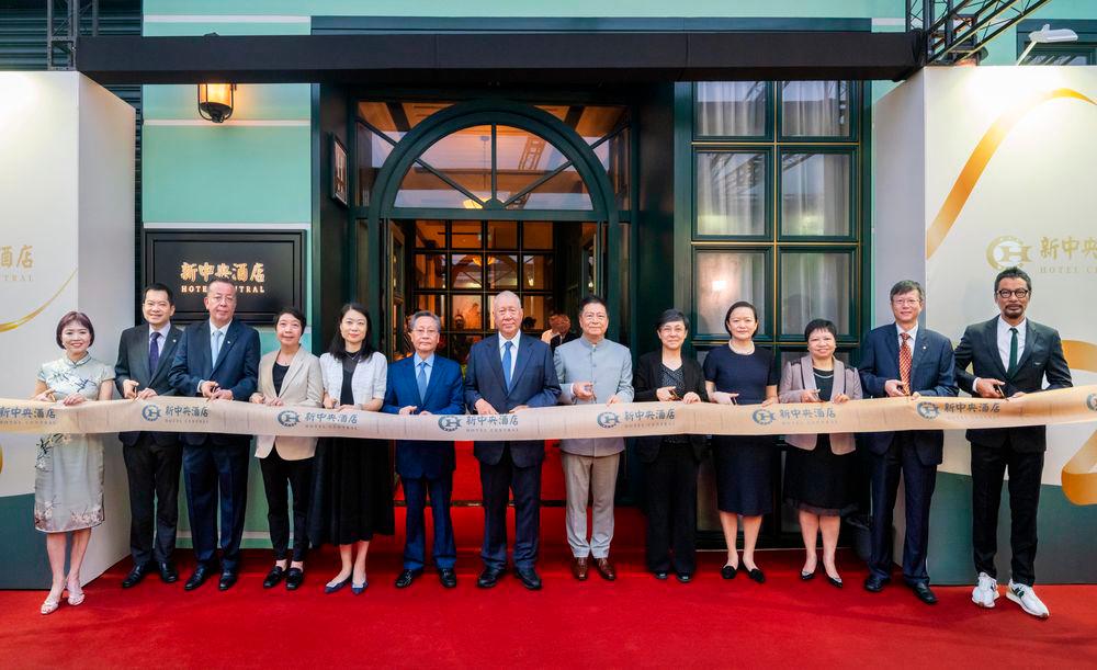 Sio Chong Meng, founder and chairman of Lek Hang Group, along with a group of guests, participated in the ribbon-cutting ceremony at the grand opening of the Hotel Central