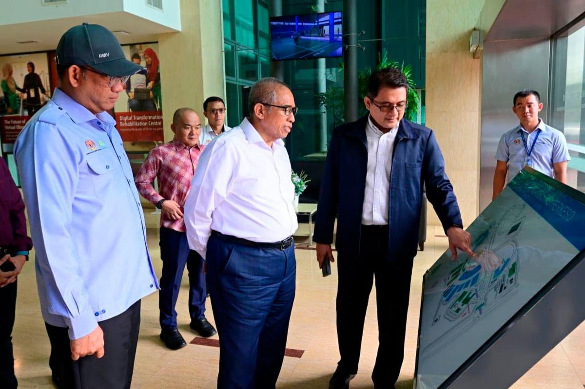Tan Sri Shamsul Azri Abu Bakar / Facebook. Tan Sri singgah di Pusat Rehabilitasi PERKESO Tun Abdul Razak di Ayer Keroh