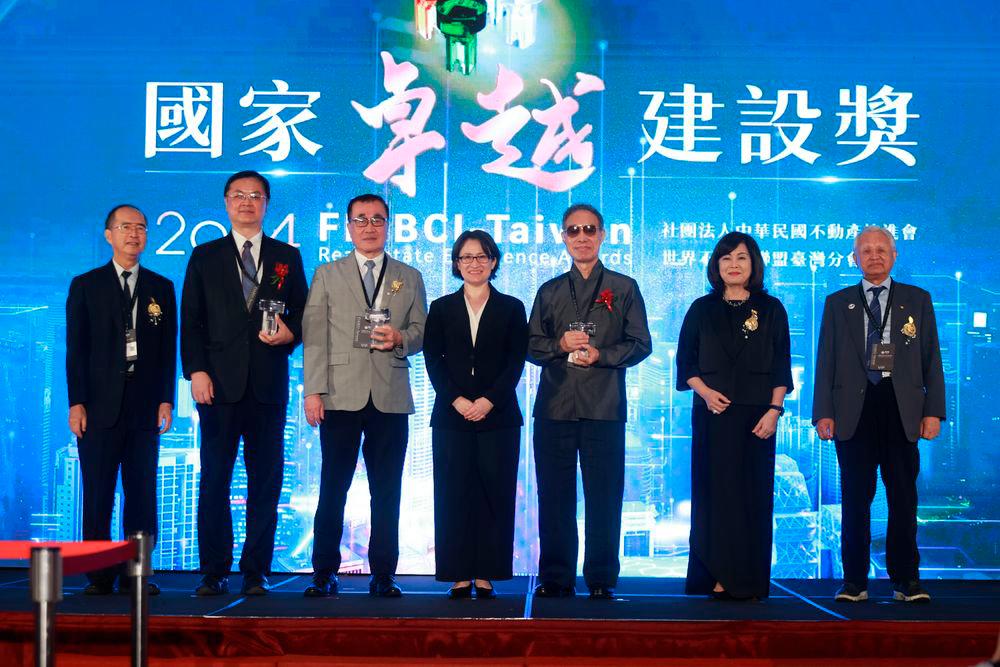 Convenor Yu-Shan Liu, Vice President Bi-Khim Hsiao（in the middle), FIABCI-Taiwan President Lily Chang, and judging Committee Convenor Nan-Yuen Huang lead the recipients of Special Contribution for Urban Development Award to contribute significantly to Taiwan’s overall environmental aesthetic and construction standards.
