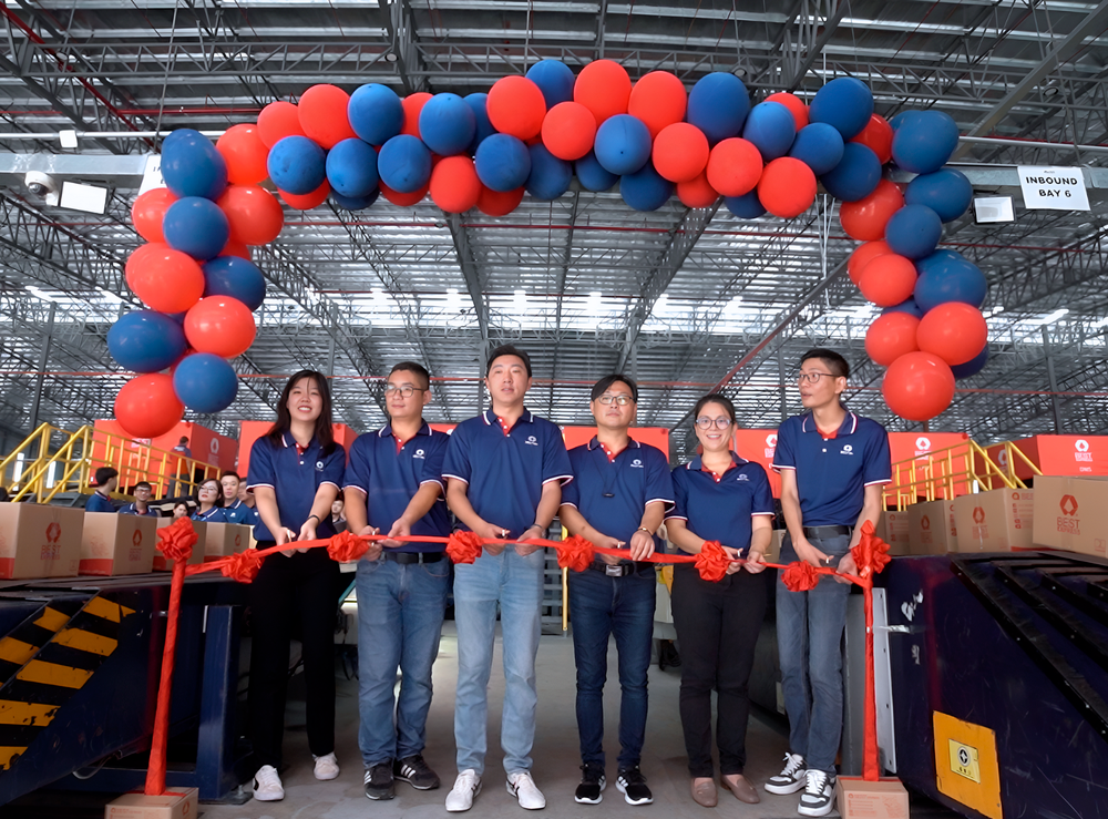 Gavin Lu , CEO of BEST Inc. Malaysia ( third from left) officiated the ribbon cutting ceremony