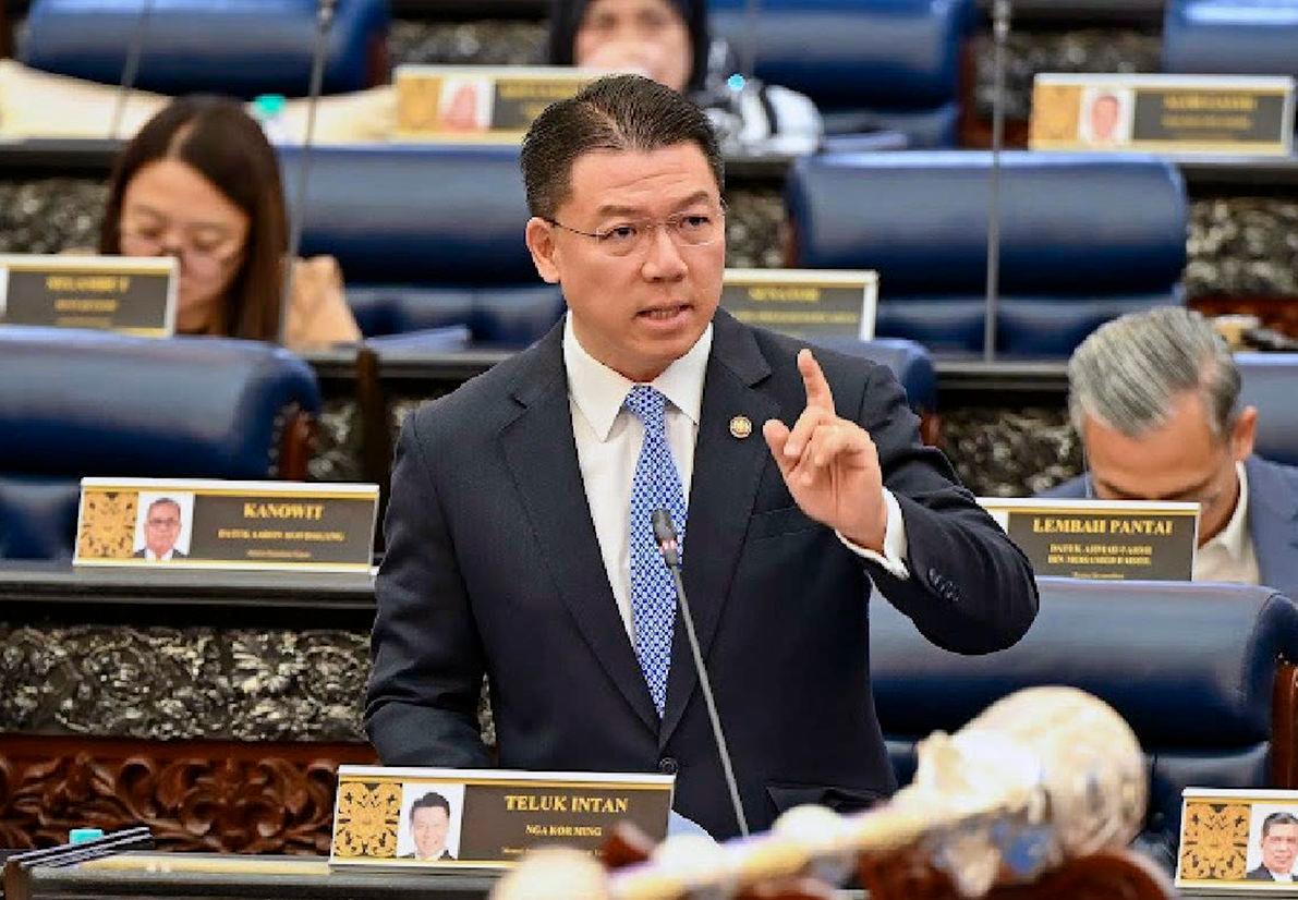 Nga stressing a point in the Dewan Rakyat yesterday. – BERNAMAPIC