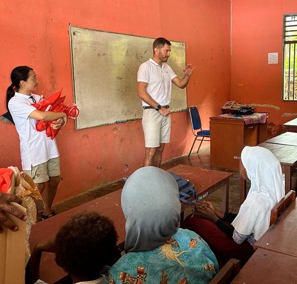 $!Alejandro Schoenhoff, President of Henkel Indonesia, greeting students and teachers at SD Namatota.