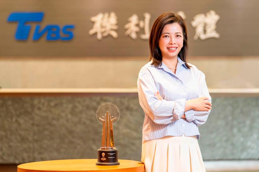 TVBS General Manager Sheena Liu proudly with the 2024 Asia Responsible Enterprise Awards trophy.