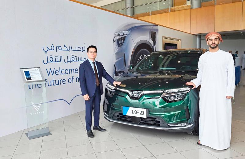 Mr. Ta Xuan Hien, CEO of VinFast Middle East (on the left) and Sheikh Abdullah Bahwan, Executive Director of Bahwan Automobiles and Trading (on the right) are experiencing the VinFast VF 8 model displayed at the grand opening ceremony. $!Mr. Ta Xuan Hien, CEO of VinFast Middle East (on the left) and Sheikh Abdullah Bahwan, Executive Director of Bahwan Automobiles and Trading (on the right) are experiencing the VinFast VF 8 model displayed at the grand opening ceremony.