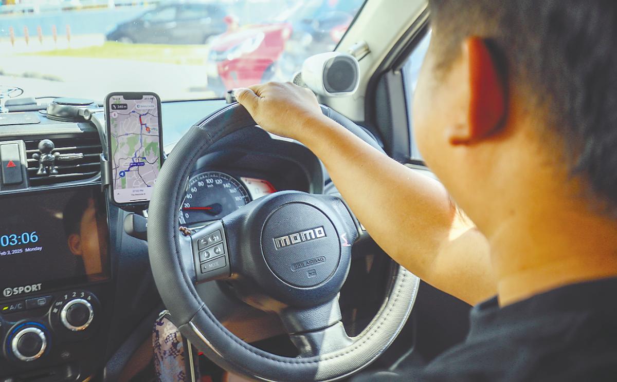 E-hailing drivers are finding it difficult to make ends meet due to falling incomes. – AMIRUL SYAFIQ/THESUN