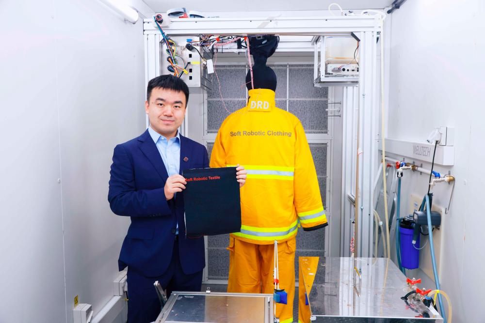 A team led by Dr Dahua Shou, Limin Endowed Young Scholar in Advanced Textiles Technologies and Associate Professor of the School of Fashion and Textiles of PolyU has developed first-of-its-kind soft robotic clothing that can automatically adapt to changing ambient temperatures, thereby ensuring working safety in hot environments.