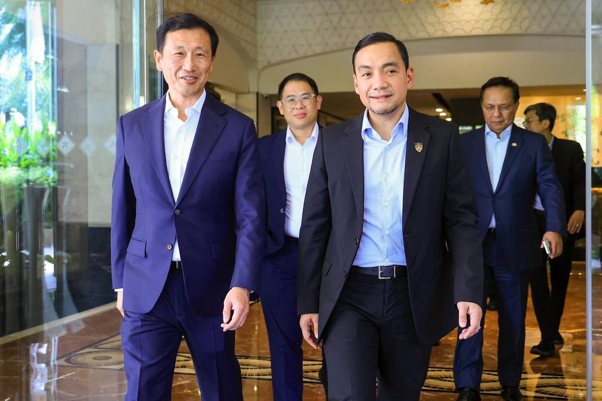 Johor Menteri Besar Datuk Onn Hafiz Ghazi pictured with Singapore’s Health Minister Ong Ye Kung during a high-level discussion in Singapore. (Credit: Onn Hafiz Ghazi / Facebook)
