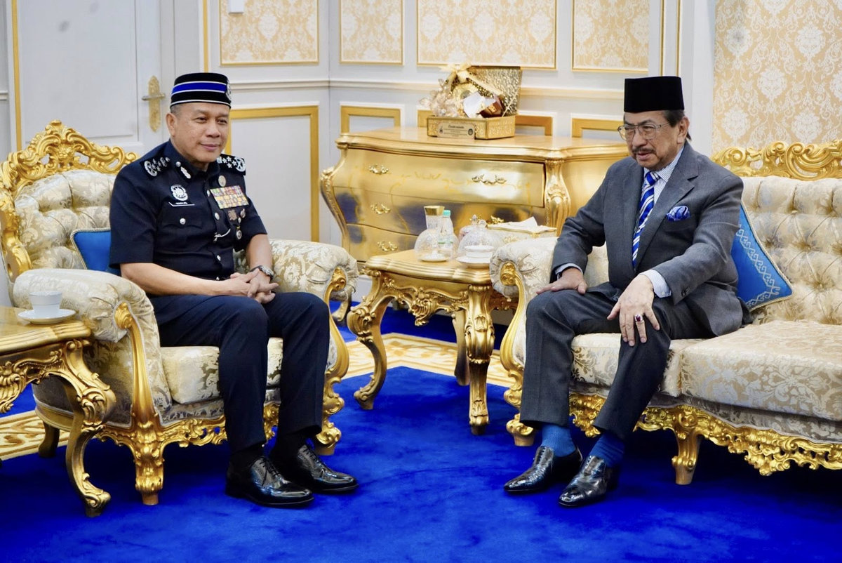 Inspector-General of Police Datuk Seri Mohd Khalid Ismail paid a courtesy visit to Sabah Governor Tun Musa Aman at Istana Seri Kinabalu today. - via Polis Sabah / Facebook
