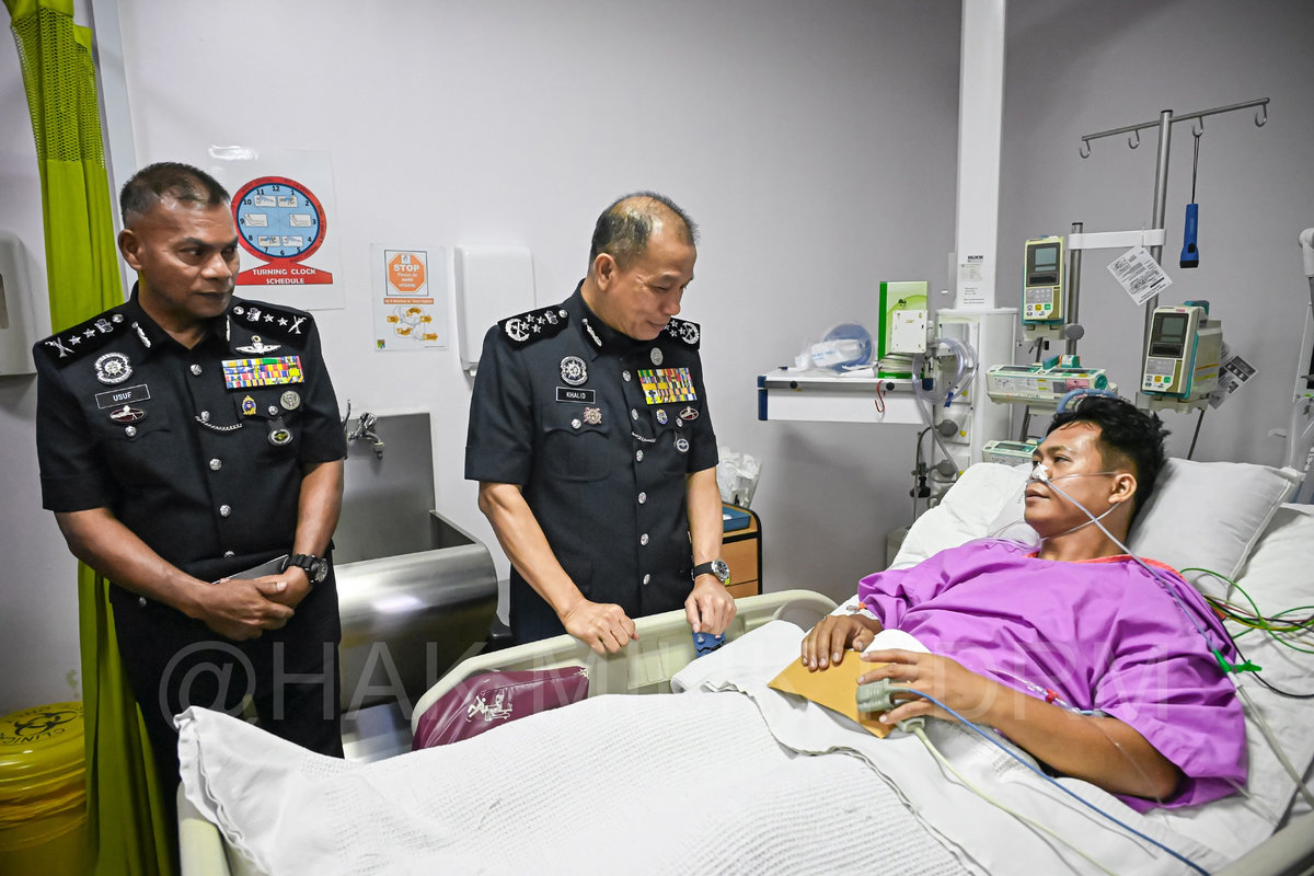 Kuala Lumpur police chief Datuk Mohamed Usuf Jan Mohamad and Inspector-General of Police Datuk Seri Mohd Khalid Ismail visited Corporal Mohd Nadzri Sudiman at Hospital Canselor Tuanku Muhriz (HCTM) yesterday. (Credit: Polis Diraja Malaysia ( Royal Malaysia Police ) / Facebook)