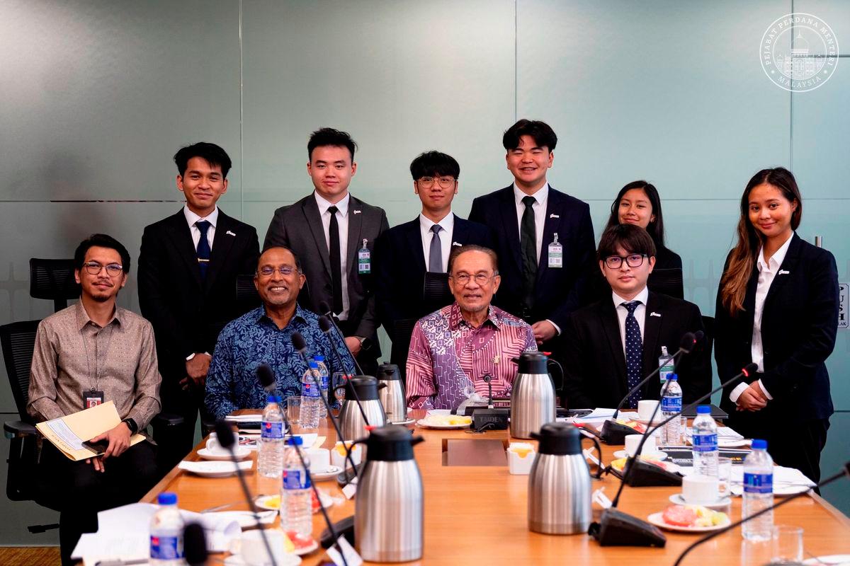 Prime Minister Datuk Seri Anwar Ibrahim receives a visit from youth representatives of the Malaysian Students’ Council in the United Kingdom and Eire (UKEC) at the Parliament building, Kuala Lumpur, on 14 August 2025. – Anwar Ibrahim / Facebook